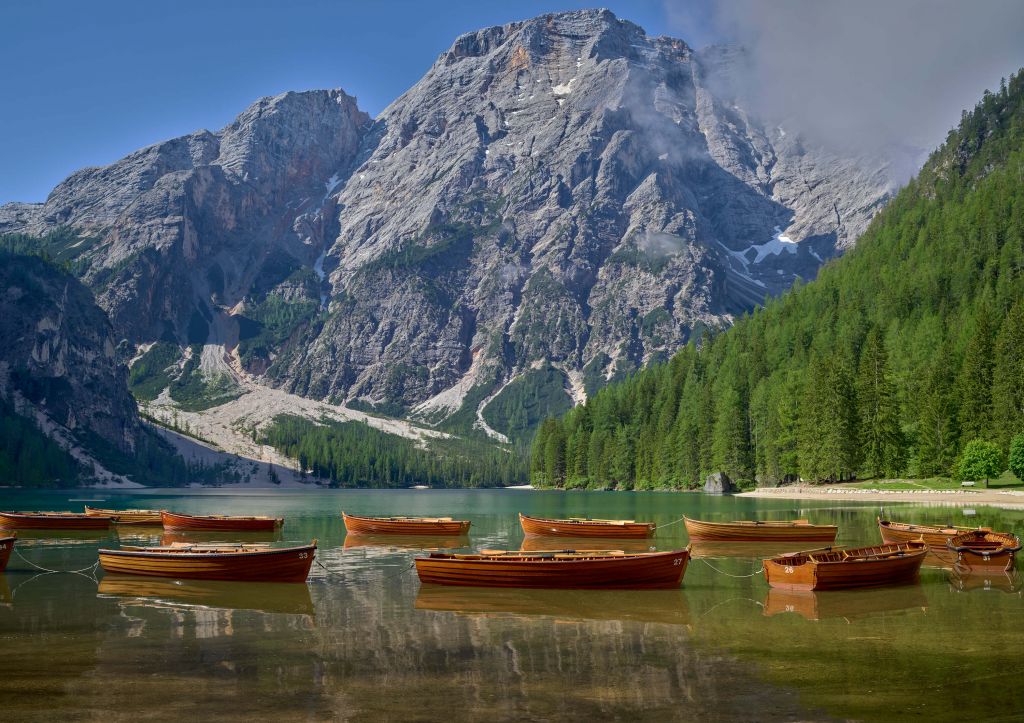 Bateaux en bois dans un lac de montagne