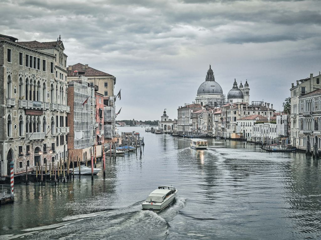 Canal avec des bateaux à Venise