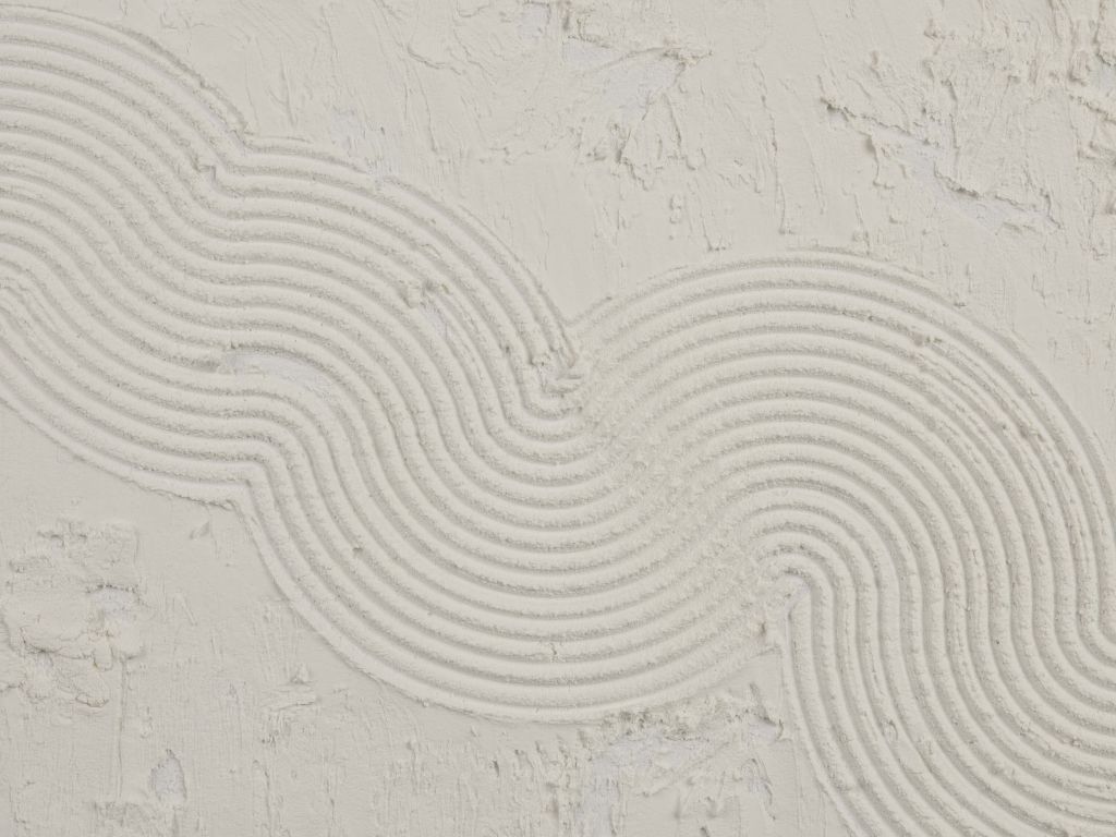 Lignes et structures organiques en blanc cassé