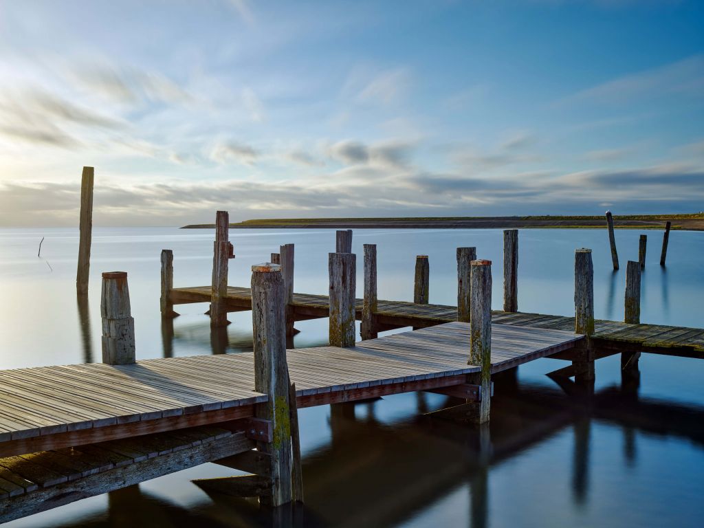 Jetée en bois au lever du soleil