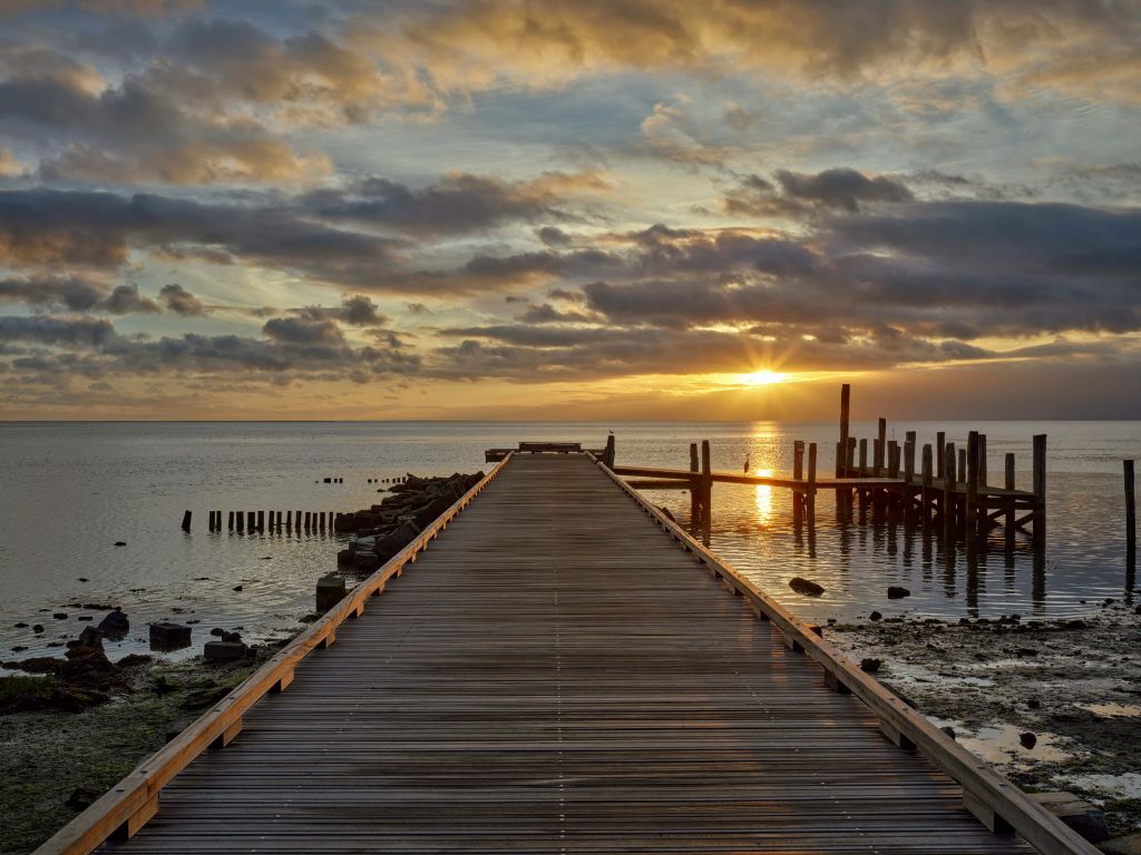 Jetée en bois avec le lever du soleil