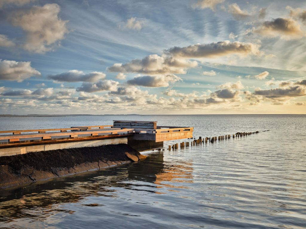 Jetée avec de beaux nuages