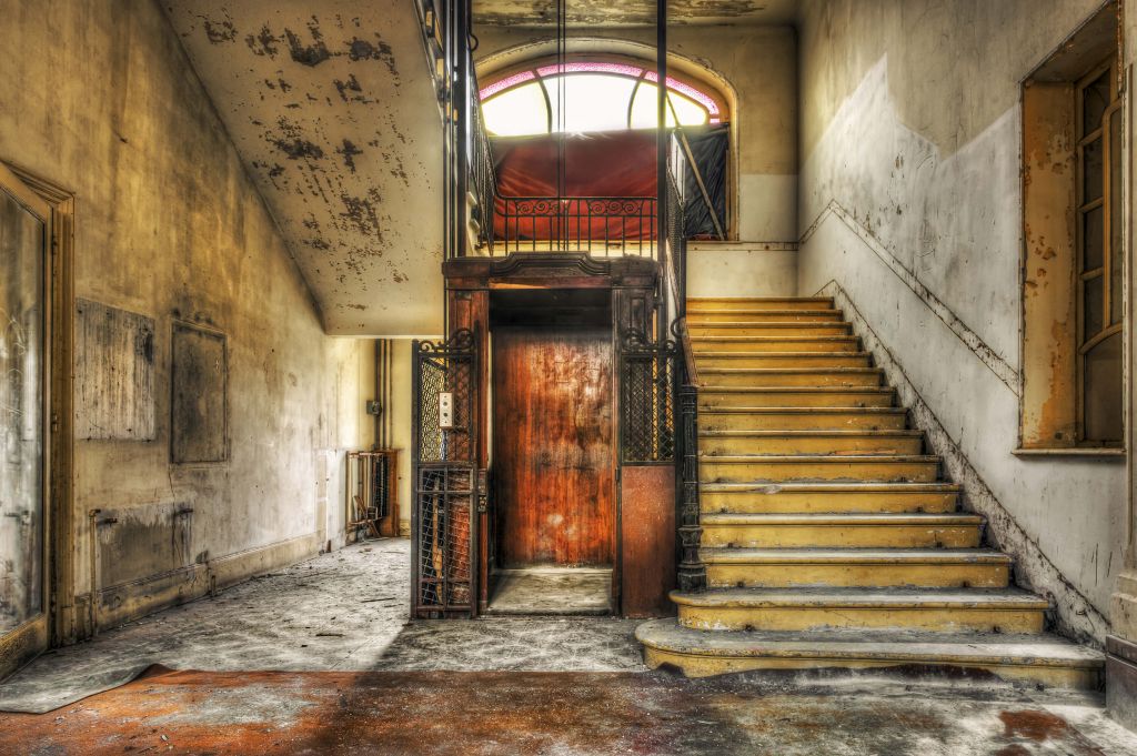 Hall d'hôtel abandonné