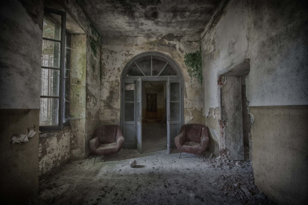 Couloir dans une maison abandonnée