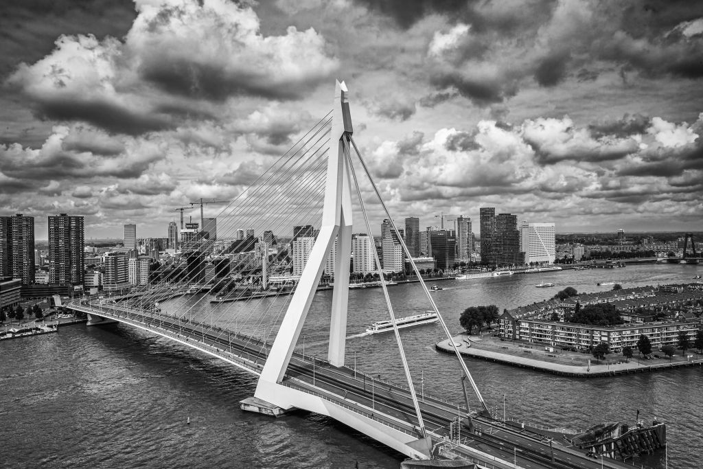 Le centre ville de Rotterdam depuis une grande hauteur en noir et blanc 
