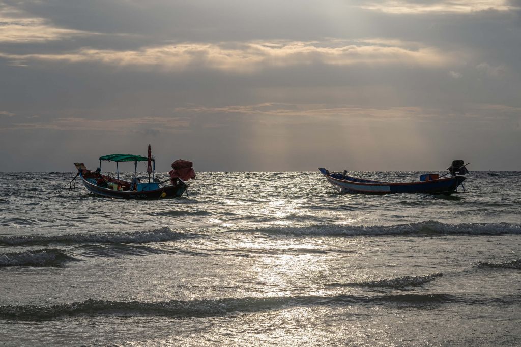 La nuit tombe Île Kho Pipi (Thaïlande)