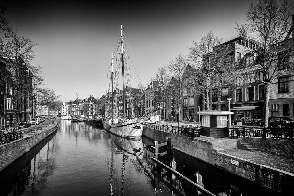 Navire historique situé sur la rivière A à Groningen En noir et blanc 