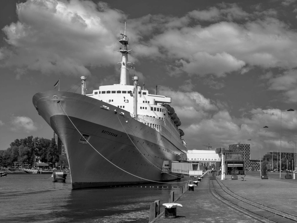 Ancien navire à vapeur le SS Rotterdam en noir et blanc  