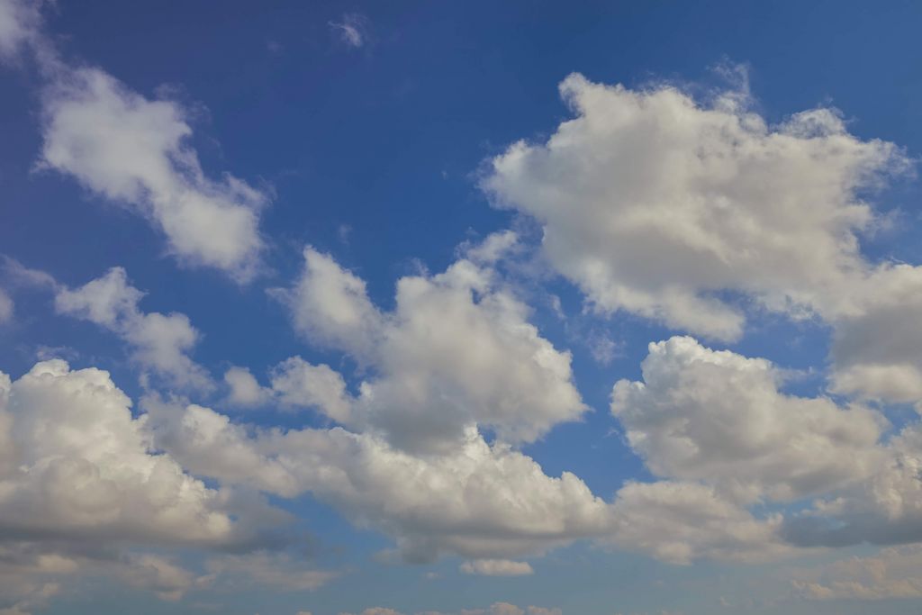 Nuages sur ciel bleu