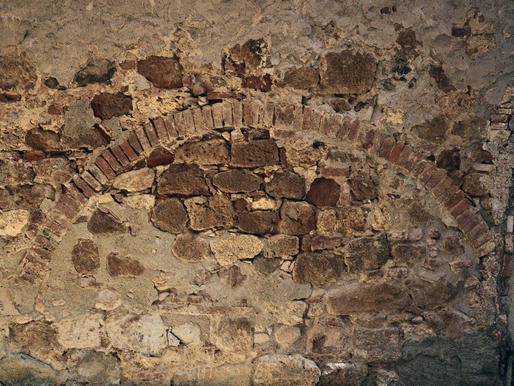 Vieux mur avec arc