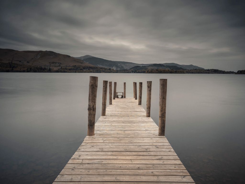 Jetée sur un lac tranquille