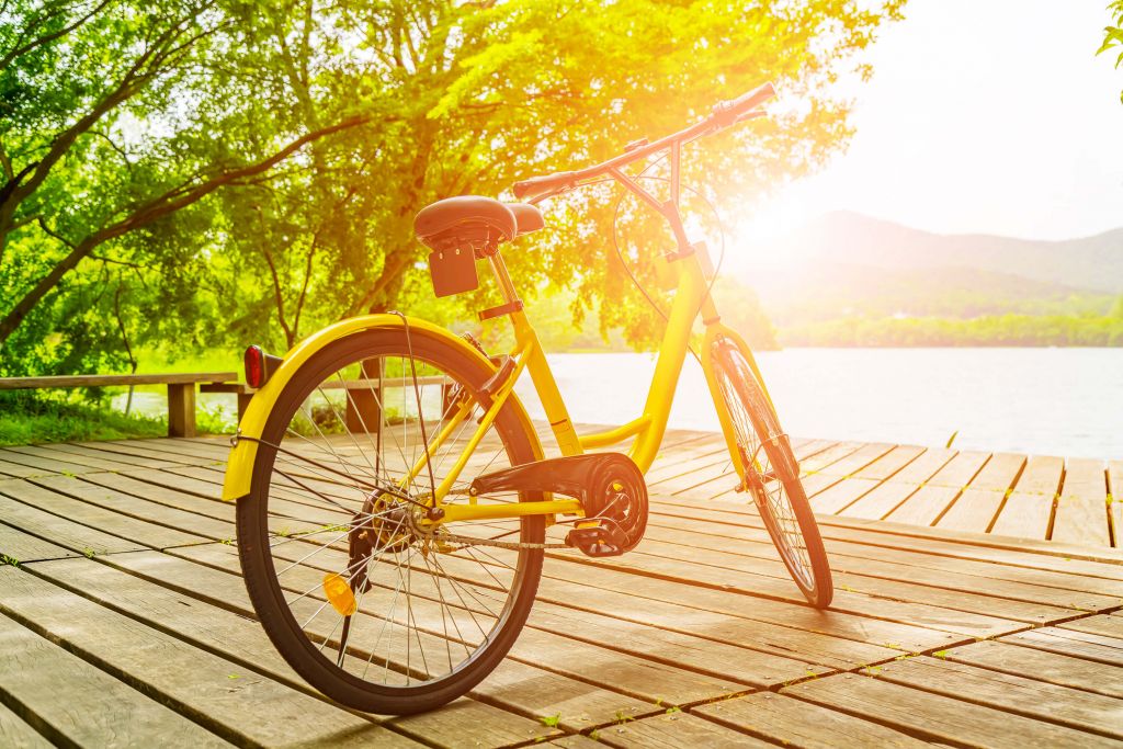 Vélo jaune sur une jetée