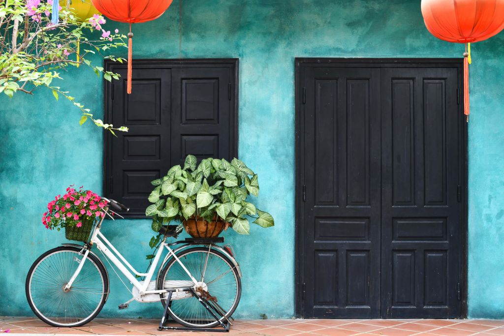 Vieux vélo près d'une maison