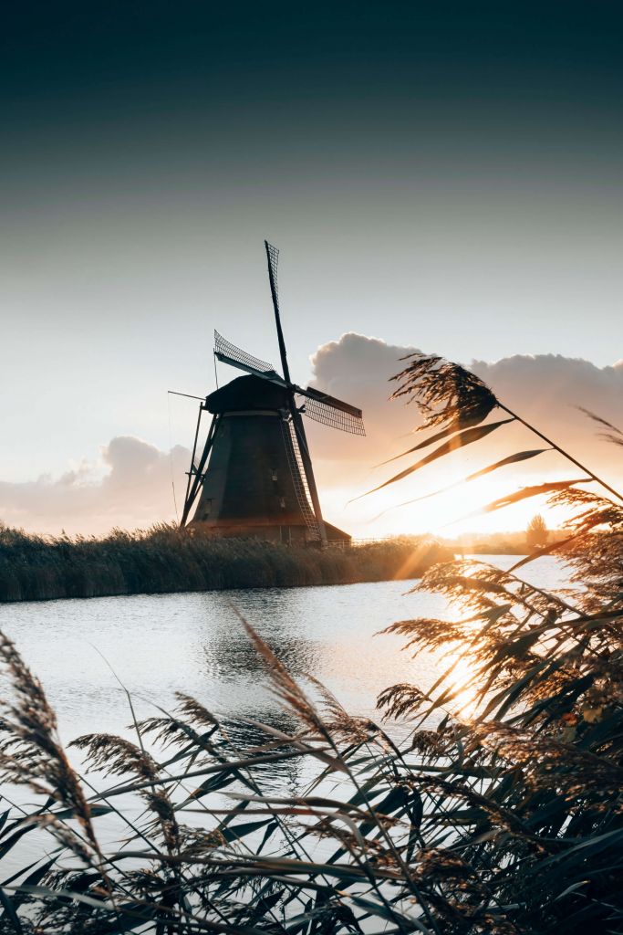 Moulin à vent au lever du soleil