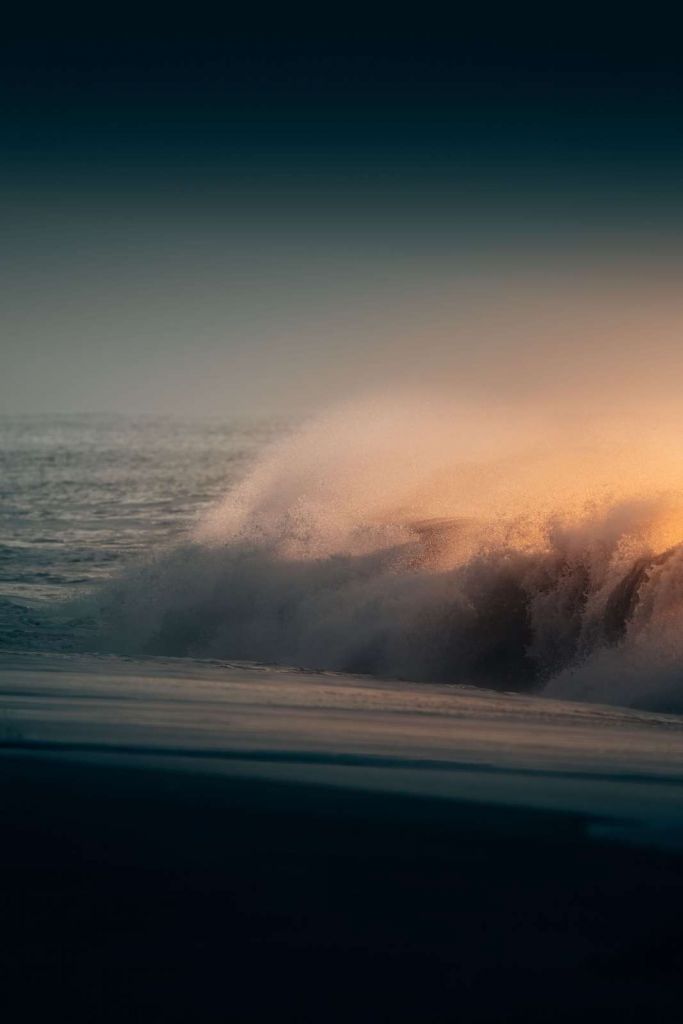 Vagues déferlantes sur la plage