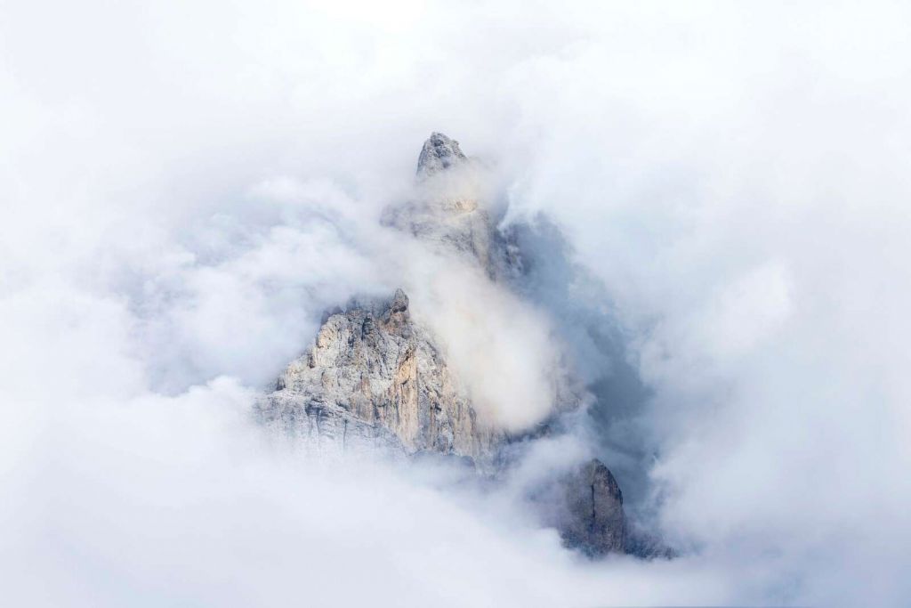 Cimes de montagne cachées dans le brouillard