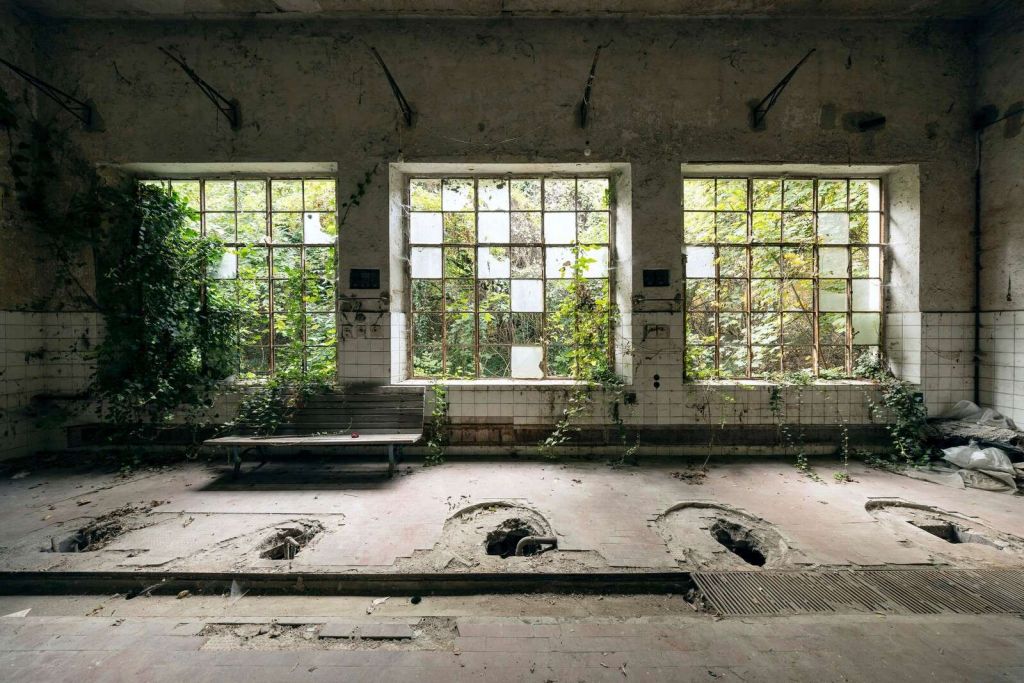 Bains abandonnés dans la nature