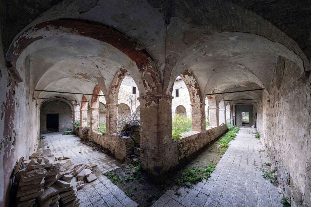 Couloir de monastère abandonné en décomposition