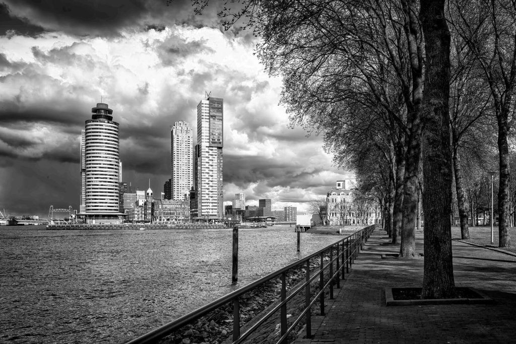 Ciel de nuit en noir et blanc depuis le quai