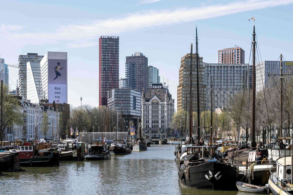 Navires historiques et la skyline moderne