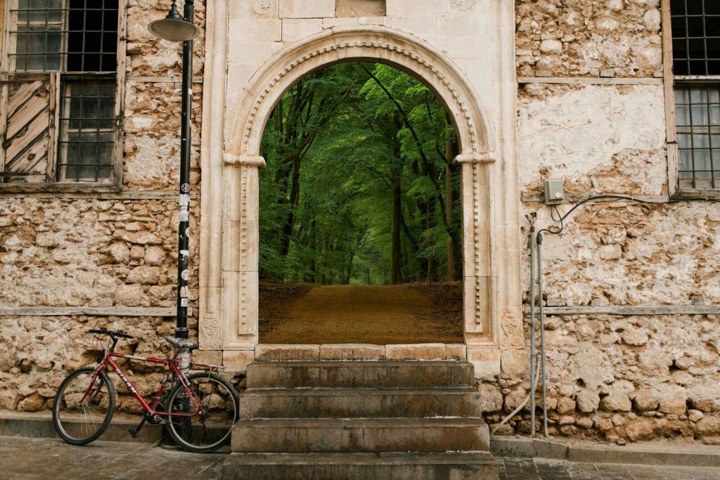 Porte vers le sentier forestier vert