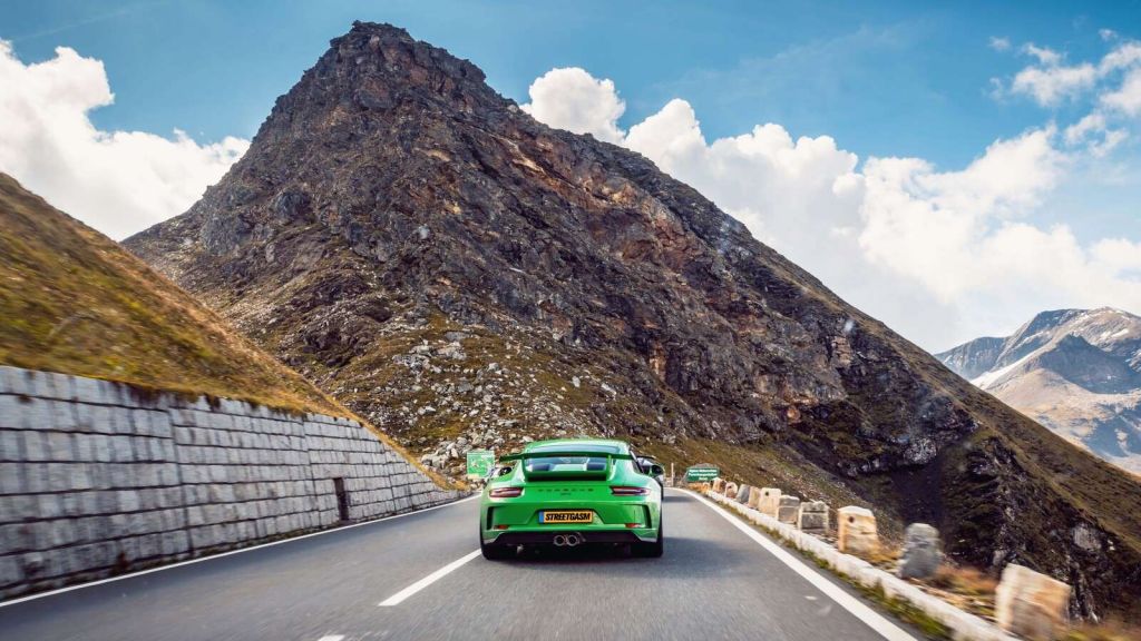Bergpass avec voiture de sport