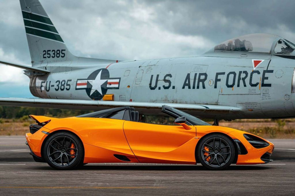 Supercar en avion de chasse
