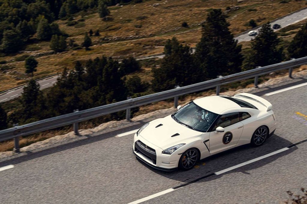 Nissan GT-R sur route de montagne