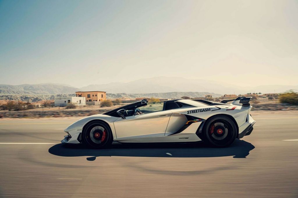 Lamborghini Aventador Roadster dans le désert