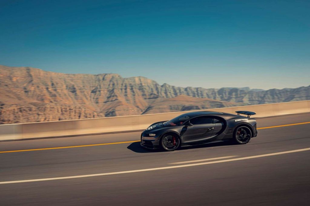 Hypercar contre paysage montagneux