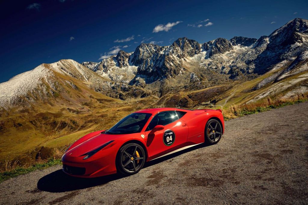 Ferrari 458 avec les sommets alpins