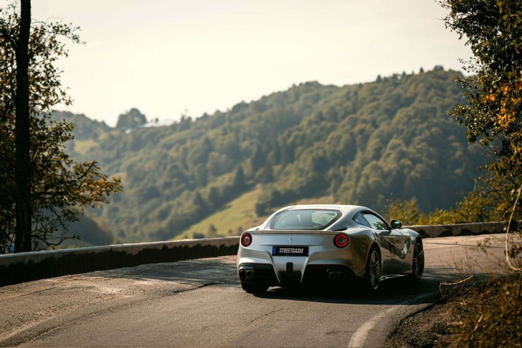 Ferrari F12 à travers les montagnes