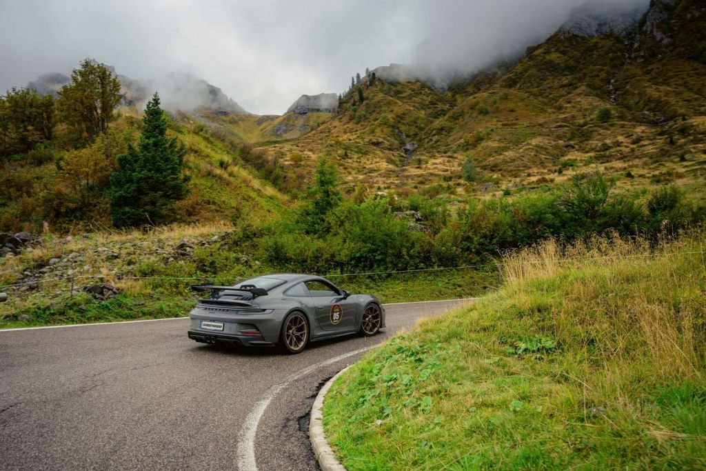 Voiture de sport dans le brouillard de montagne