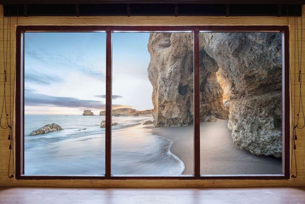 Vue sur la mer avec une crique rocheuse
