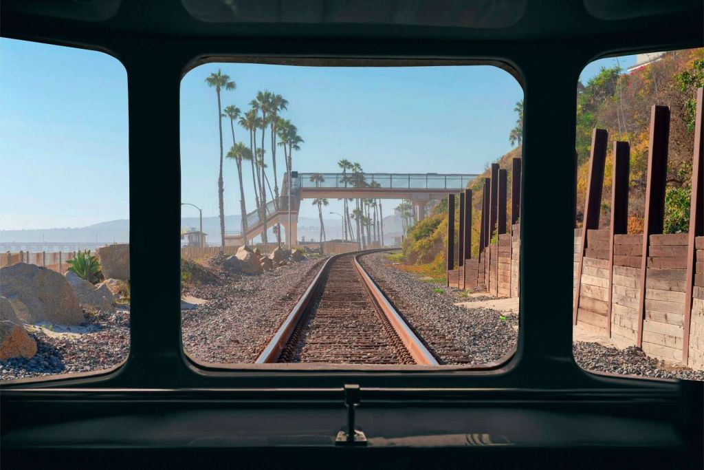Ligne de chemin de fer le long de la côte des palmiers