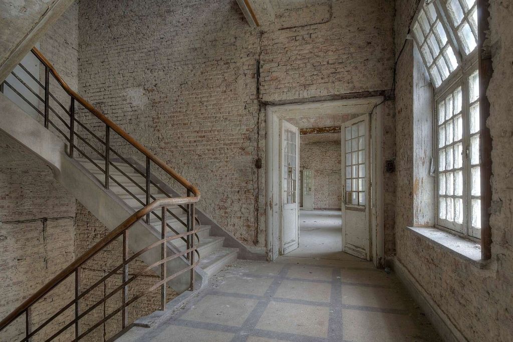 Allée vide avec des murs en briques