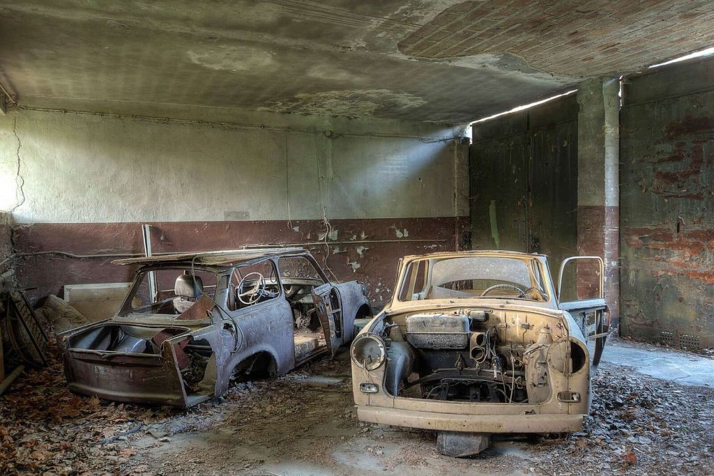 Garage abandonné avec épaves