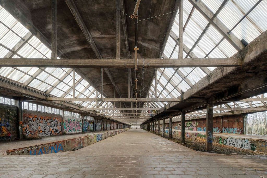 Hangar abandonné avec des murs de graffiti