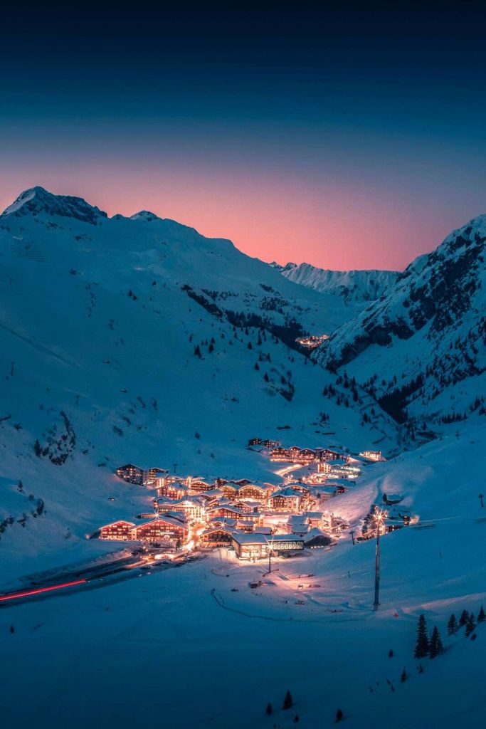 Lumière du soir dans un village alpin
