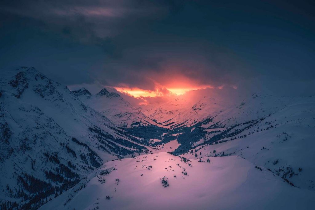 Crépuscule sur une vallée de montagne calme