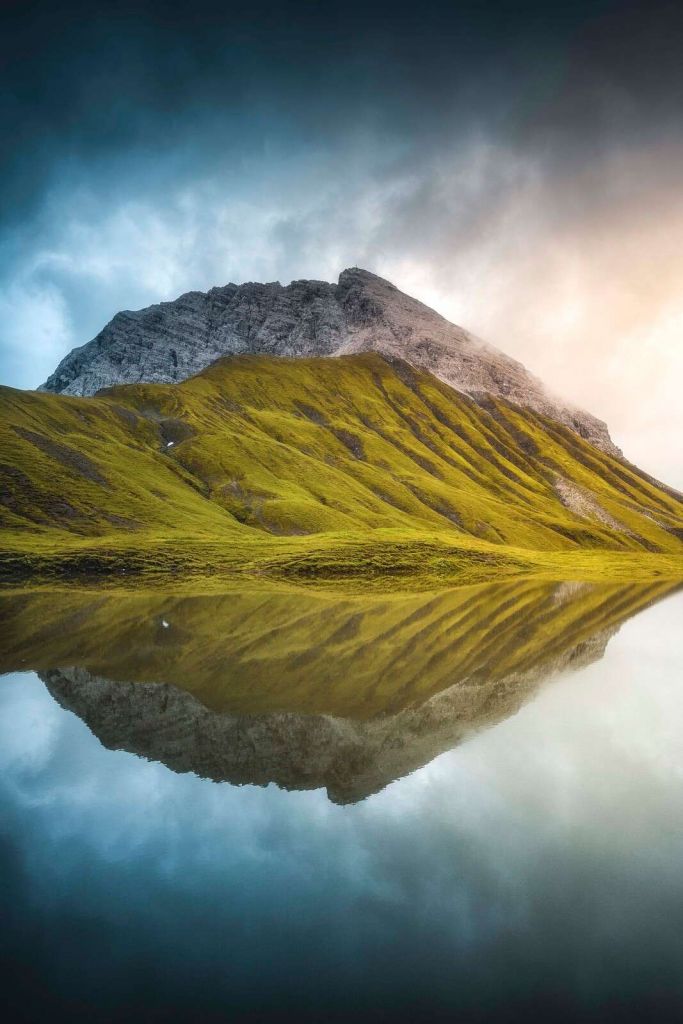 Sommet de la montagne reflété dans la lumière du matin.