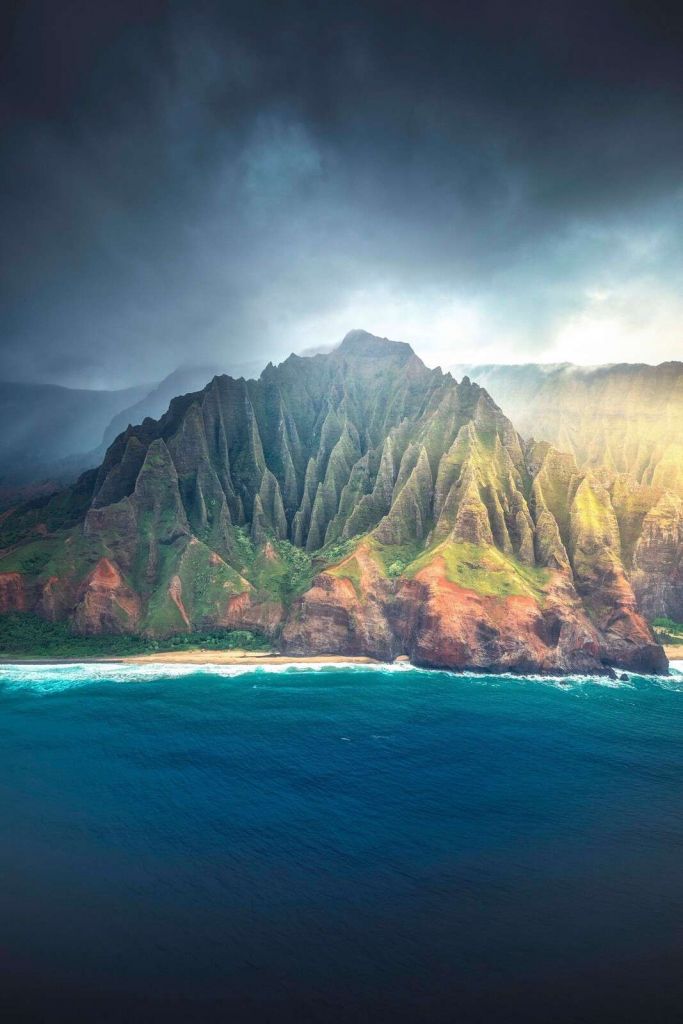 Lumière du soleil sur des falaises tropicales