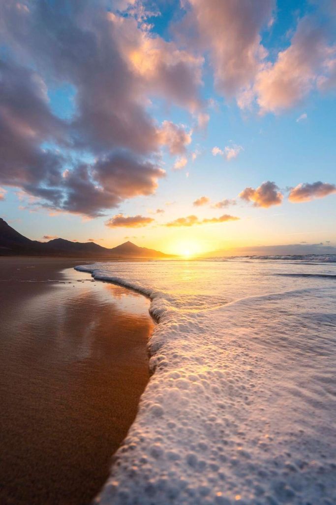 Coucher de soleil doré sur la côte