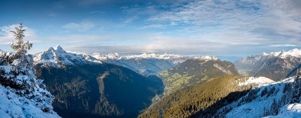 Panorama sur une vallée alpine enneigée