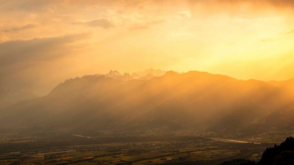 Lumière dorée du soleil sur la vallée de montagne