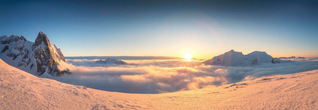 Lever de soleil sur les montagnes d'hiver