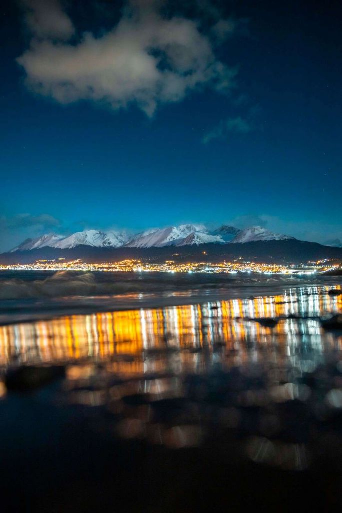 Lumière de nuit sur une côte enneigée