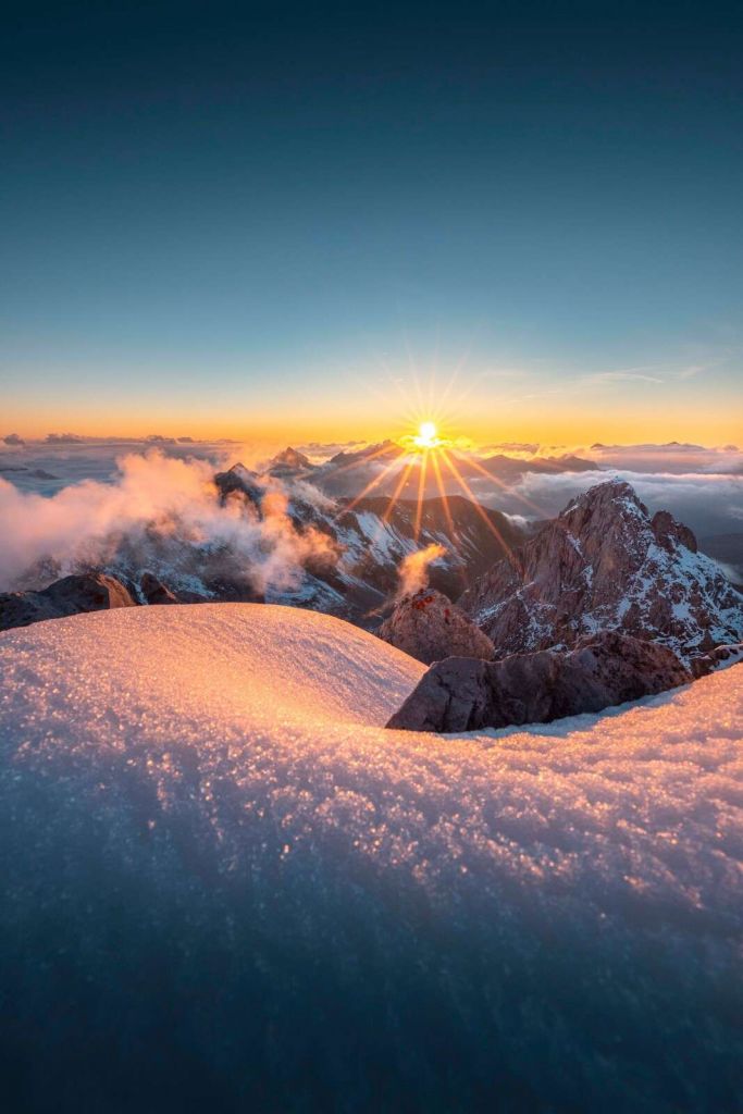Soleil d'or sur les sommets des montagnes