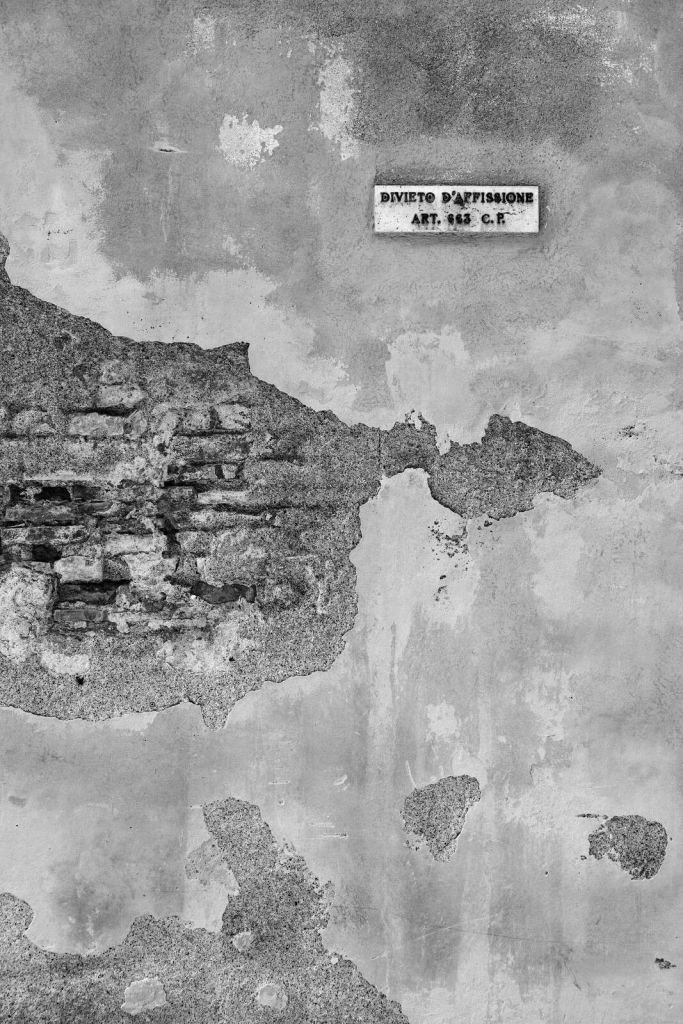 Mur vieilli avec texte italien