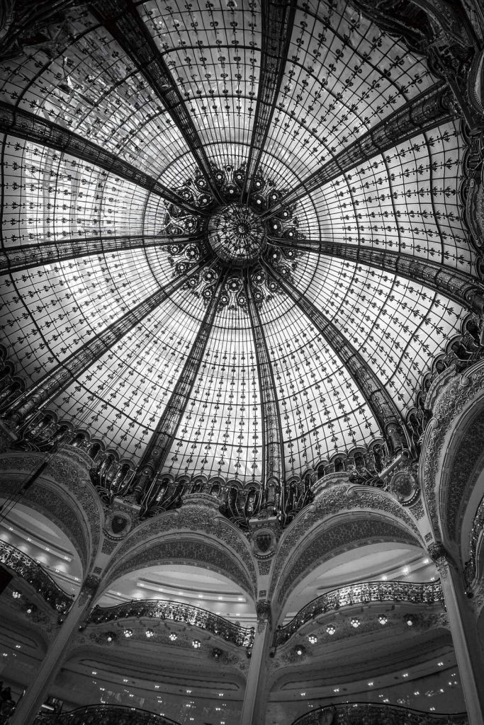 Dôme ornemental en noir et blanc.